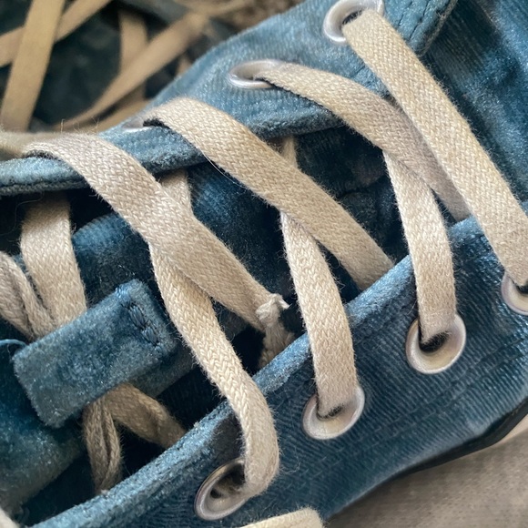Velvet Converse - Picture 6 of 8